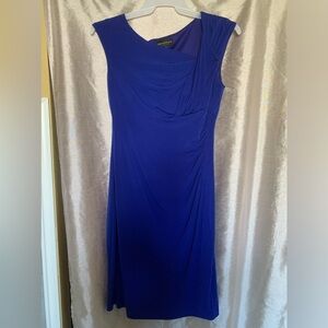 Dress for business or going out. About knee length, depending on person’s height